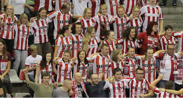 Les extraordinaires supporters de Resovia.