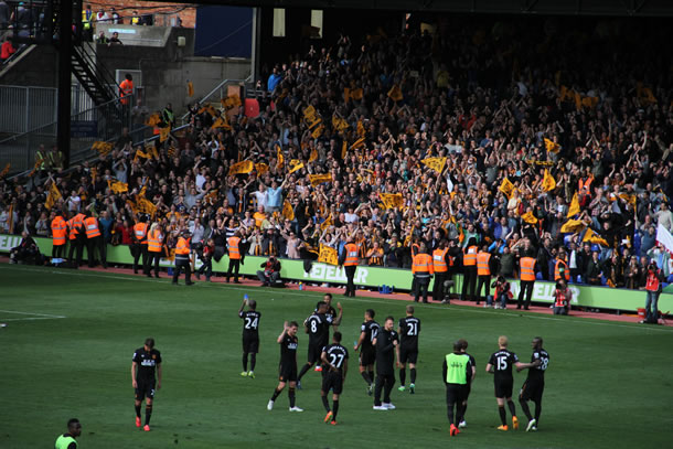 Les joueurs de Hull City, victorieux saluent leurs supporters.